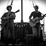 Photo du concert du groupe "L'Arnaque" aux Plaines de mazerolles dans le cadre de "Les p'tites chansons sur toue"