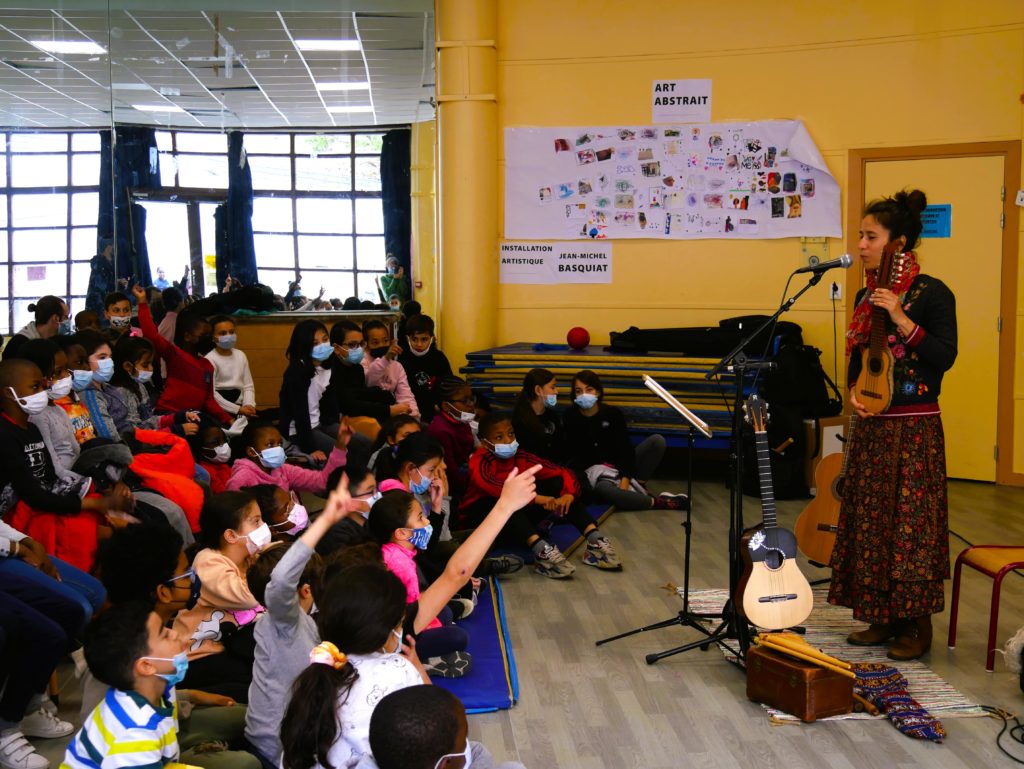 Présentation du charango en tatou