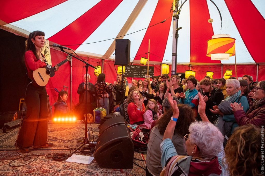 Photo de Naira Andrade prise au Festival Fisel 2025