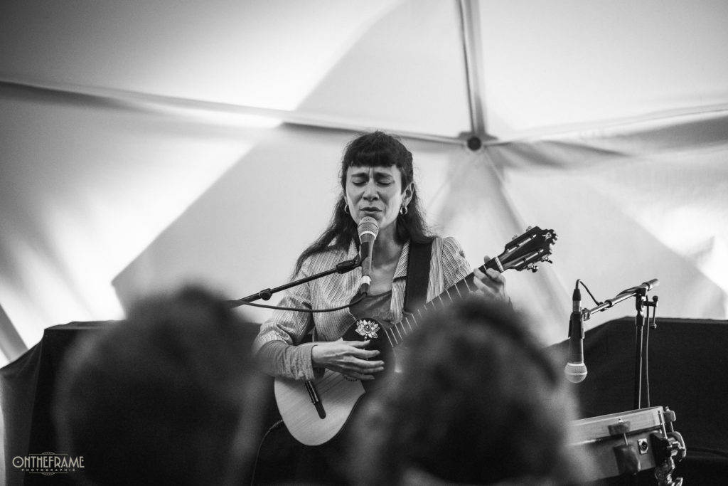 Photo de Naira Andrade prise au Festival Fisel 2025 par On the Frame